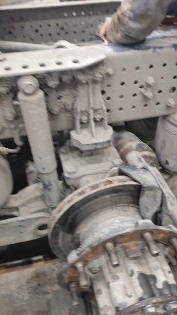 Водители сегодня радуют, Мерседес лучший тягач, Фиксики спрятались в яме