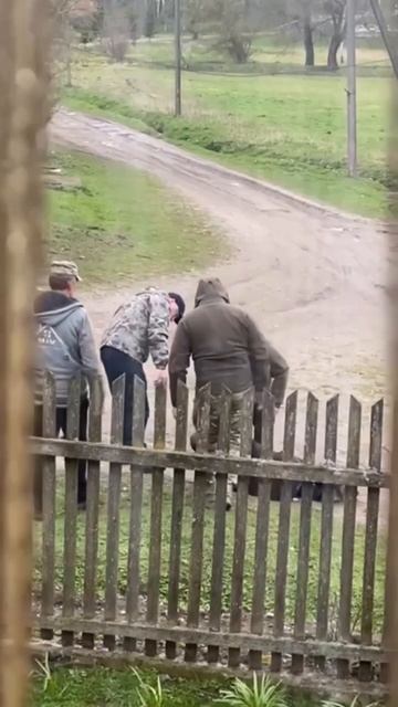 Людоловы бьют ухилянта ногами на Львовщине.