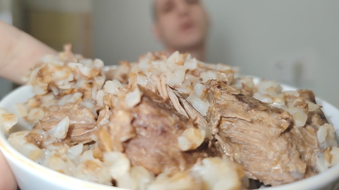 Мукбанг: гречневая каша с говядиной, бутерброд с яйцом, печёное яблоко.