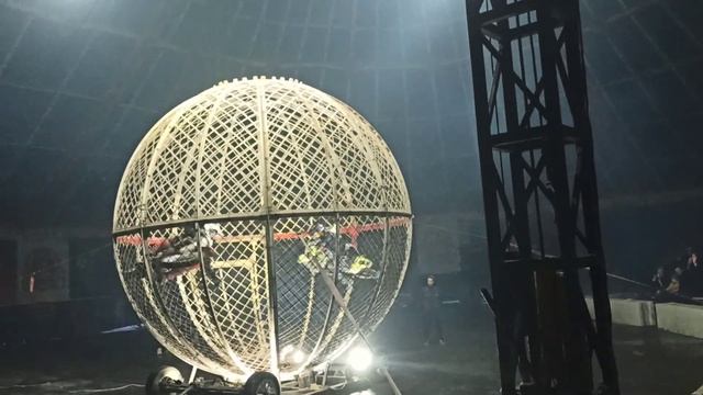 Два мотоциклиста в шаре. Нитро Цирк Руслана Усеинова. Гастроли в г. Тула. 2026 г.