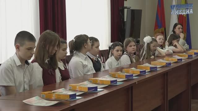 Обсуждение нового меморила на Мамаевом Кургане и награждение детей