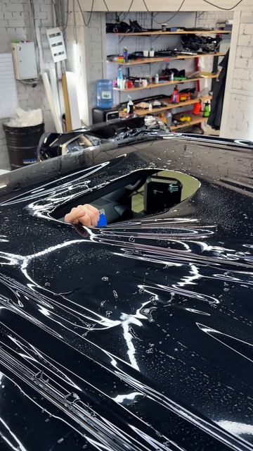 Toyota Land Cruiser Prado - забронировали верхнюю часть кузова черной глянцевой пленкой