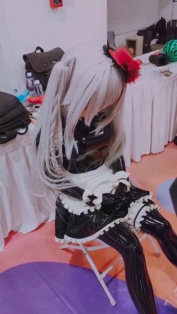 Кигуруми-Искорка (перс из Honkai: Star Rail) в латексном платье горничной прикорнула на стуле.