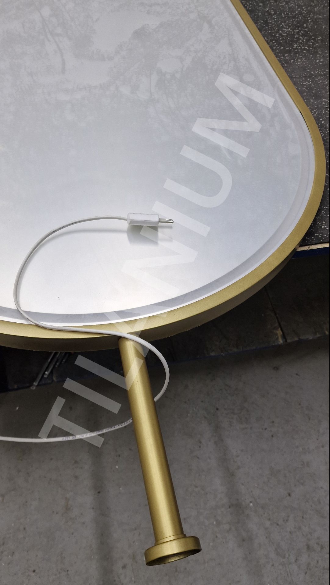 Зеркало в широкой раме под латунь, с фронтальной подсветкой