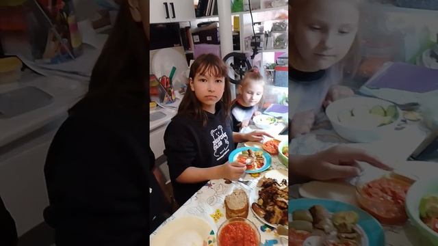 Празднуем Пасху, родственники у меня в гостях