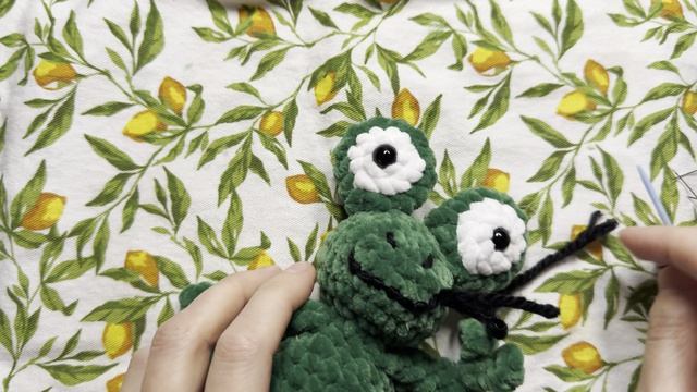 Вяжем лягушонка, сборка (часть 6)