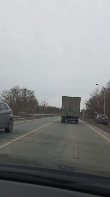 Почему он так едет? загадка.. Why Does He Drive Like That? It's A Mystery.