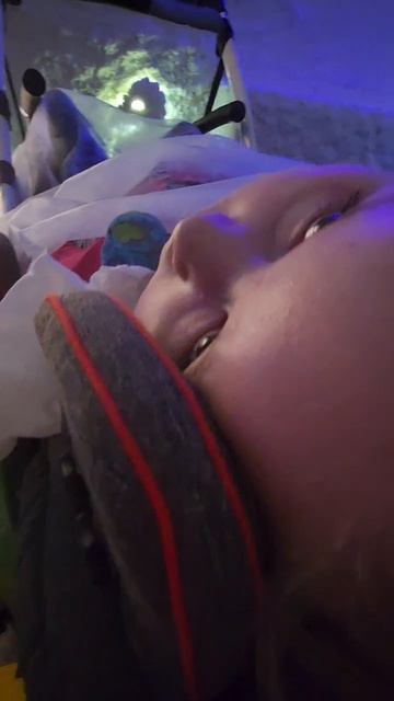 и опять эта солевая комната 😌 ну а что, пока что каждый день туда ходим ) 💪👸🙂#евасма1 #папасаша