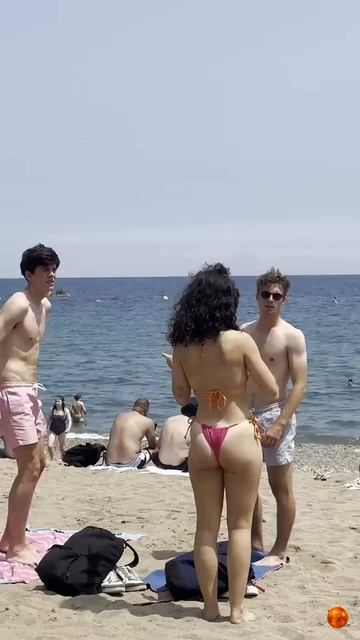 #Shorts Летний отдых на пляже в Испании. Барселона.