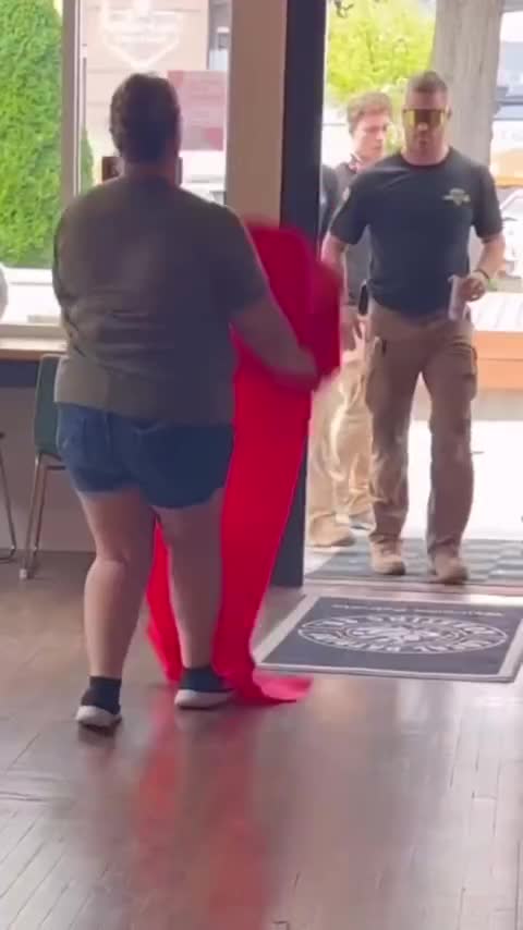 Кaк надо встрeчaть посетителeй кафе