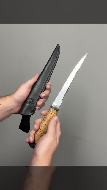 Белуга береста 95Х18 - нож в руке