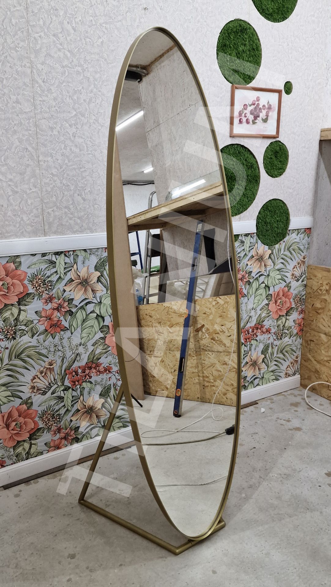 Зеркало в раме под латунь с напольным креплением