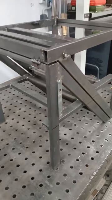 Муж сварил крепкую раскладную лесенку-столик-стульчик для гаража.