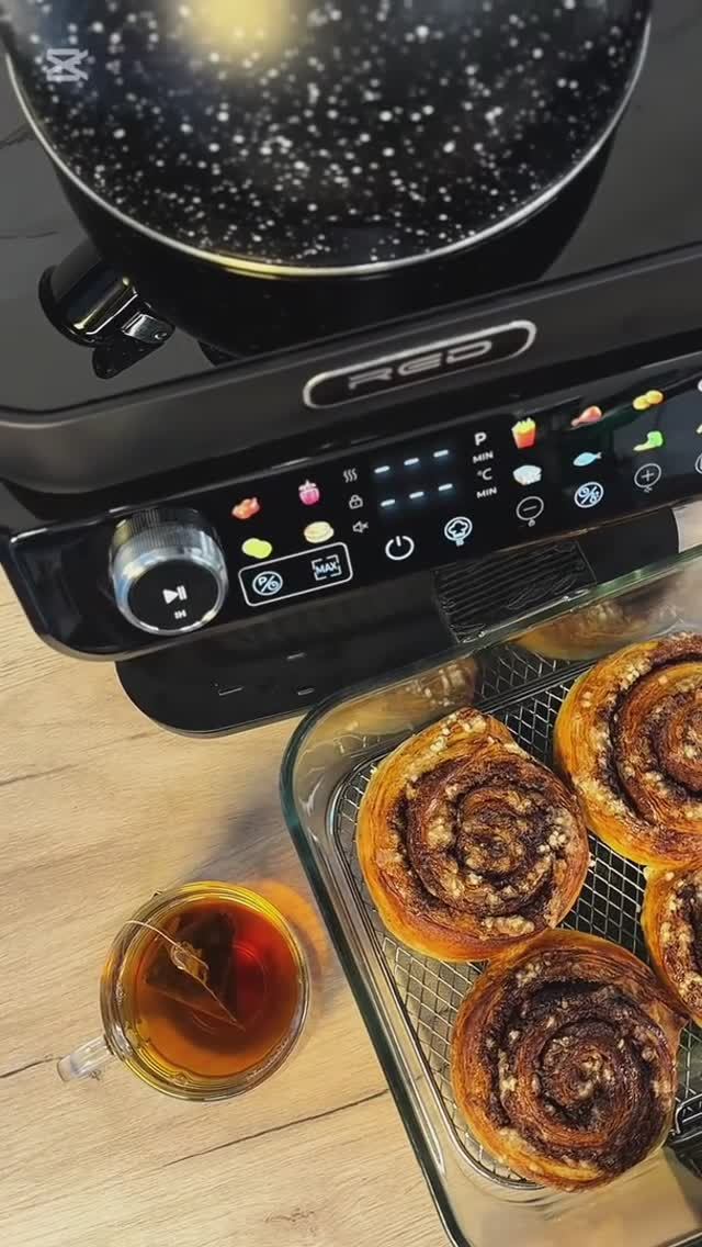 Синнабоны с чаем на кухонной станции RED COLORCOOK MC550