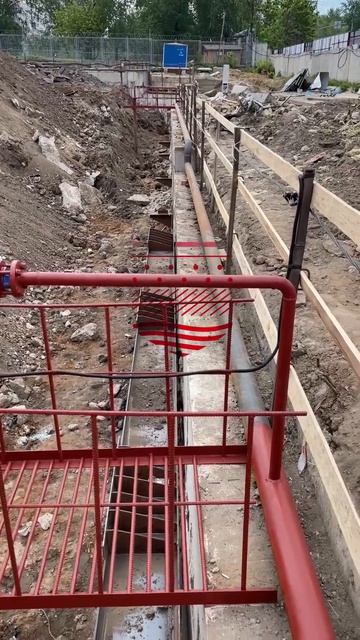 Глубинное водопонижение: скважина готовит сухой котлован для работ.