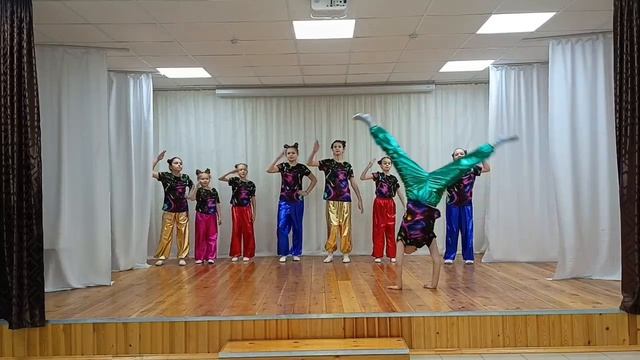 8.  Танцевальный клуб 