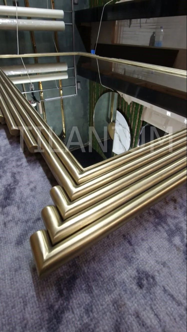 Зеркало в массивной матовой золотой раме