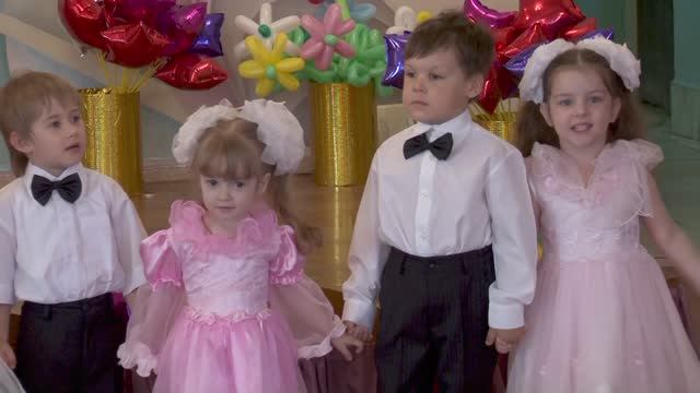 Малыши поздравляют выпускников