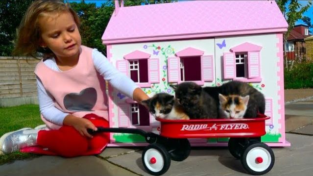 Катя и новый домик для кукол