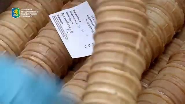 Процесс изготовления вафельного мороженого в стаканчиках