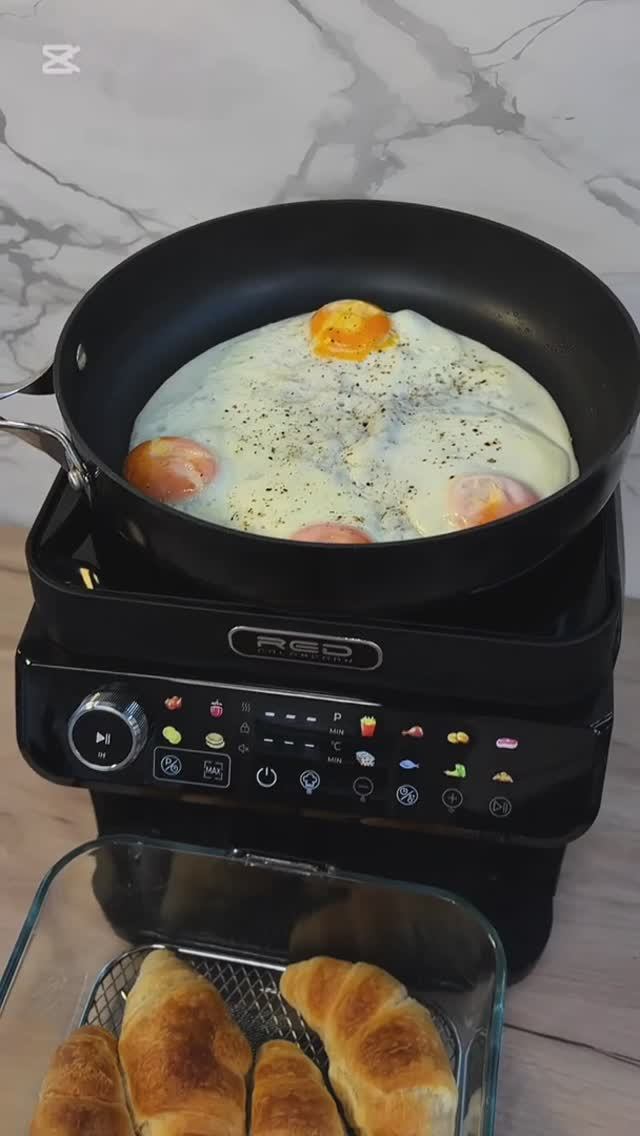 Яичница с круассанами на кухонной станции RED COLORCOOK MC550