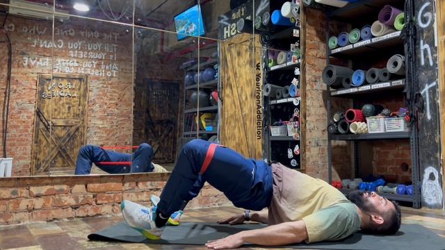 Ягодичный мостик + разводка ног