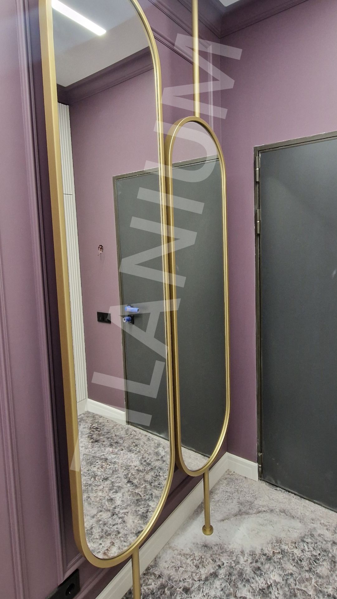 Зеркало в раме под латунь на штанге