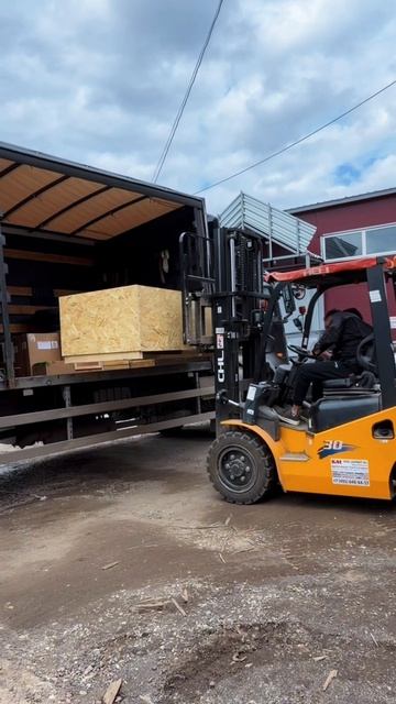 Грузим тщательно упакованный хозблок SKOGGY для отправки транспортной компанией