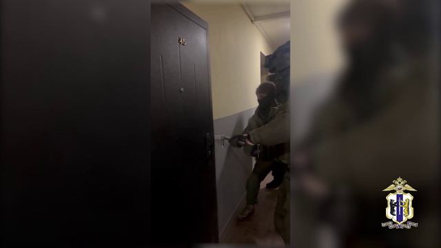 В Хабаровске аферист попытался скрыться от полиции, выпрыгнув из окна квартиры на третьем этаже