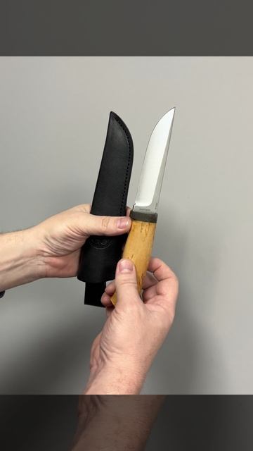 Следопыт карельская береза 95Х18 - нож в руке