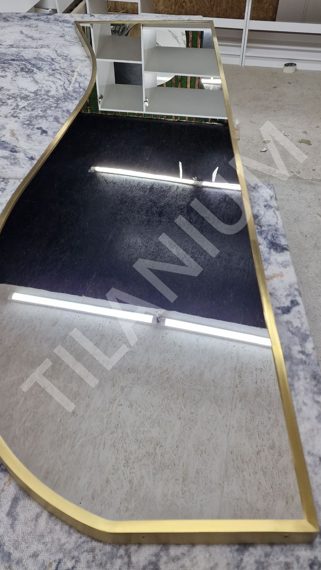 Зеркало в матовой золотой раме