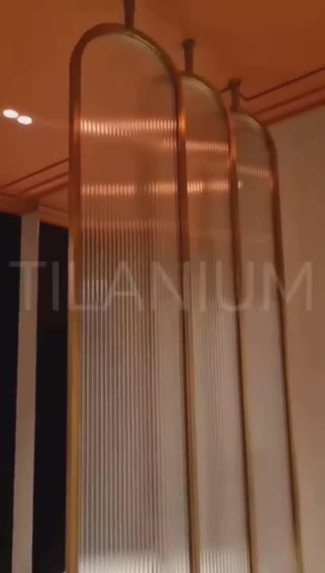 Декоративные перегородки, в обрамлении из металла золото мат с рифленым стеклом