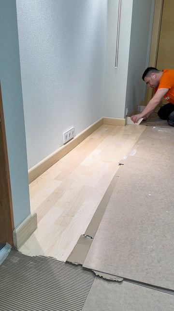 Немного юмора😂 Монтаж плинтуса как вид искусства😅#монтажплинтуса #работавкайф #art_hall_98