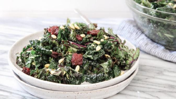 Рецепт салата из капусты с орехами и вяленой вишней