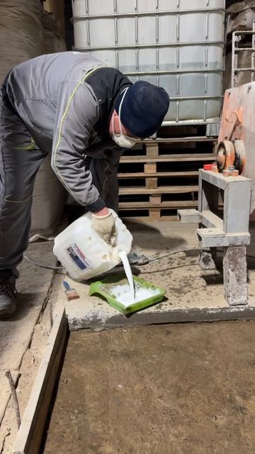 Паколь монолит, этап 5 Наливаем грунтовку