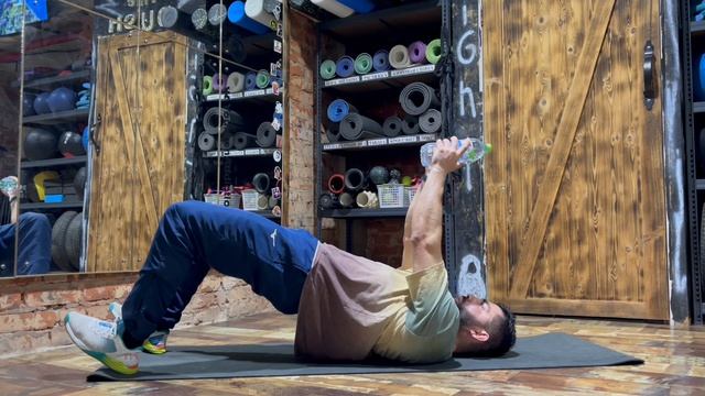 Французский жим бутылками лёжа + ягодичный мостик