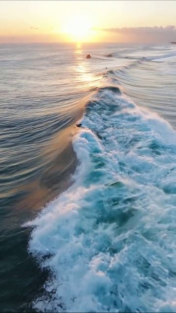 Сёрфинг на закате: волны и приключения #сёрфинг #закат #приключения