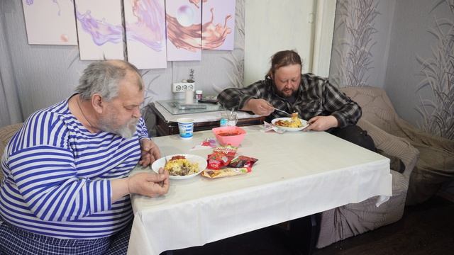 Вкусно кушаем вместе с папой пасту мяснелли ПОДВАЛ ИЛЬИЧА так вкусно и аппетитно