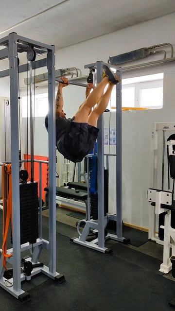 Эффективные упражнения для пресса на турнике