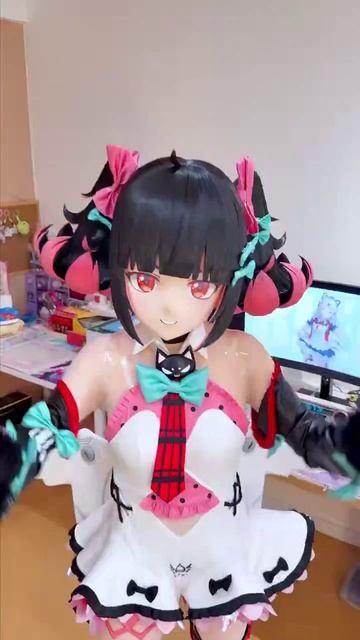 Две кигуруми-куколки весело танцуют под смешную музыку.)