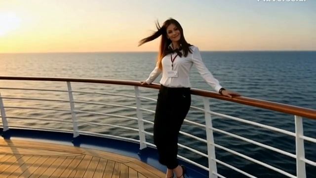 Красивая девушка на борту красивого и огромного теплохода.