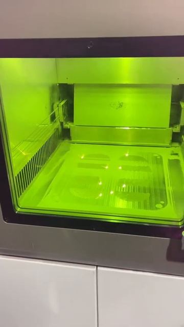 Процесс сплавления металла 8 лазерами одновременно