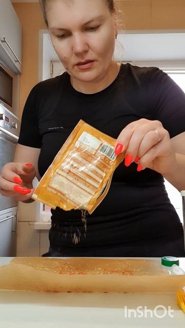 Грудка в пергаменте на сковородке