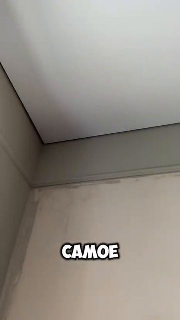 Наш технолог Дмитрий показывает на объекте идеально выведенные углы на теневом профиле Eurocraab 🙌