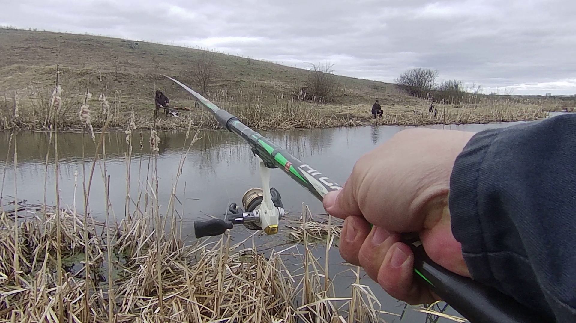 ПЕРВЫЕ ВЕСЕННИИ КАРАСИ НА ПОПЛАВОК. РЫБАЛКА НА РУЧЬЕ.