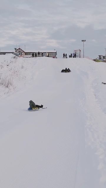 Кто любит кататься на ватрушках — ставит лайк!❤️ Пишите в комменты: успели покататься прошлой зимой?