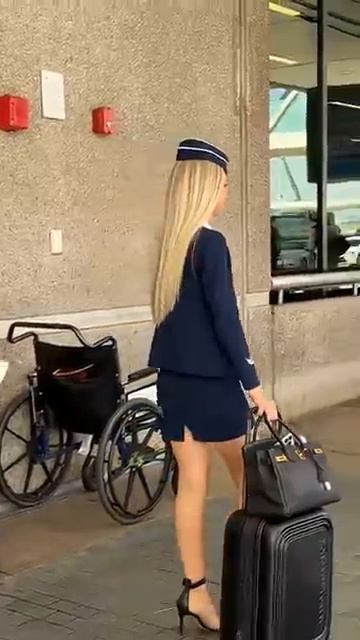 Стюардесса после полёта.