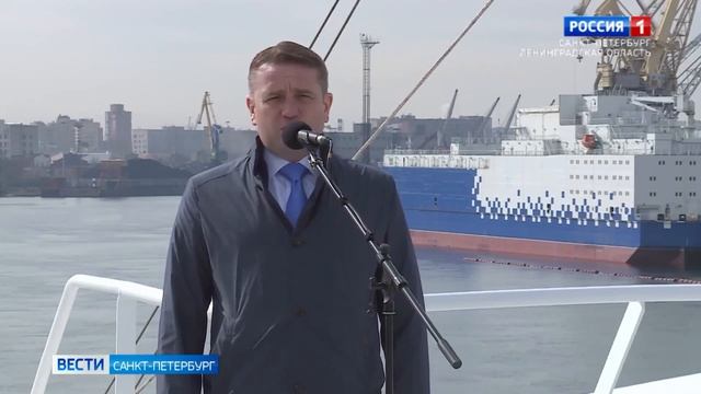 ТК Россия-1: в Санкт-Петербурге подняли Государственный флаг РФ на траулере 