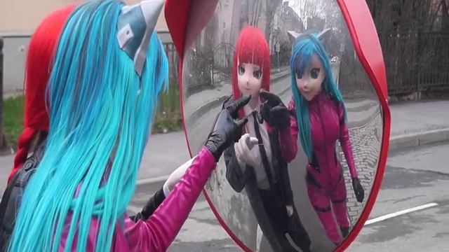 Кигуруми-куклы играются с необычным уличным зеркалом.