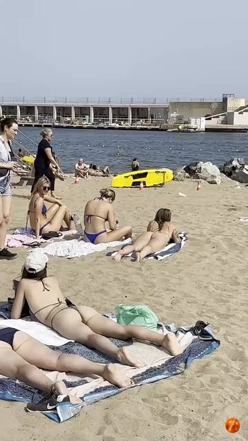 #Shorts Летний отдых на пляже в Испании. Барселона.